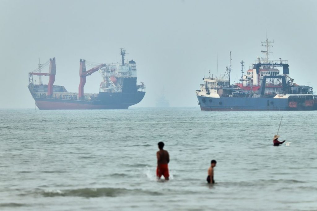 হরমুজ প্রণালীতে সংঘাত: কীভাবে ঝুঁকি মোকাবিলা করছে লয়েডস অফ লন্ডন