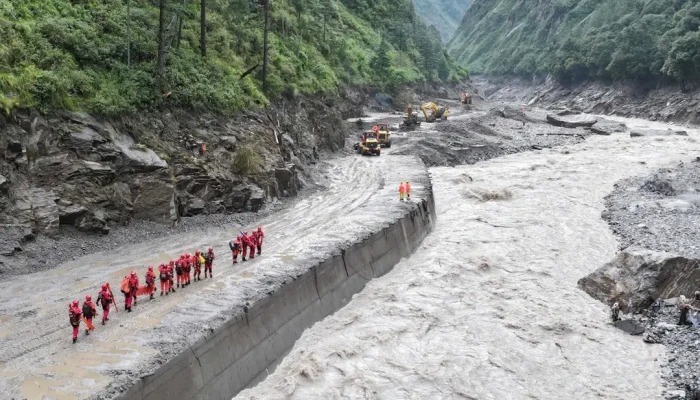 নেপাল-তিব্বত সীমান্তে ফের বন্যার আশঙ্কায় উদ্ধারকাজ স্থগিত করল চীন