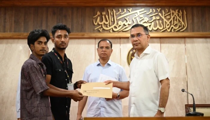 জুলাই অভ্যুত্থান ও গুমের শিকার ৭৪ পরিবারের সদস্যদের হাতে চাকরির নিয়োগপত্র তুলে দিলেন প্রধানমন্ত্রী